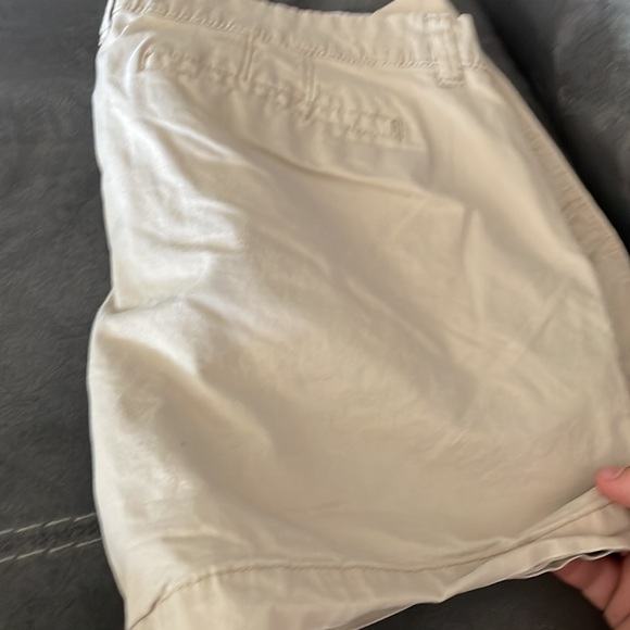 Old navy women’s khaki shorts - Picture 3 of 4